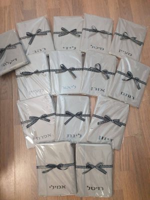 מחברת עם שם העובד