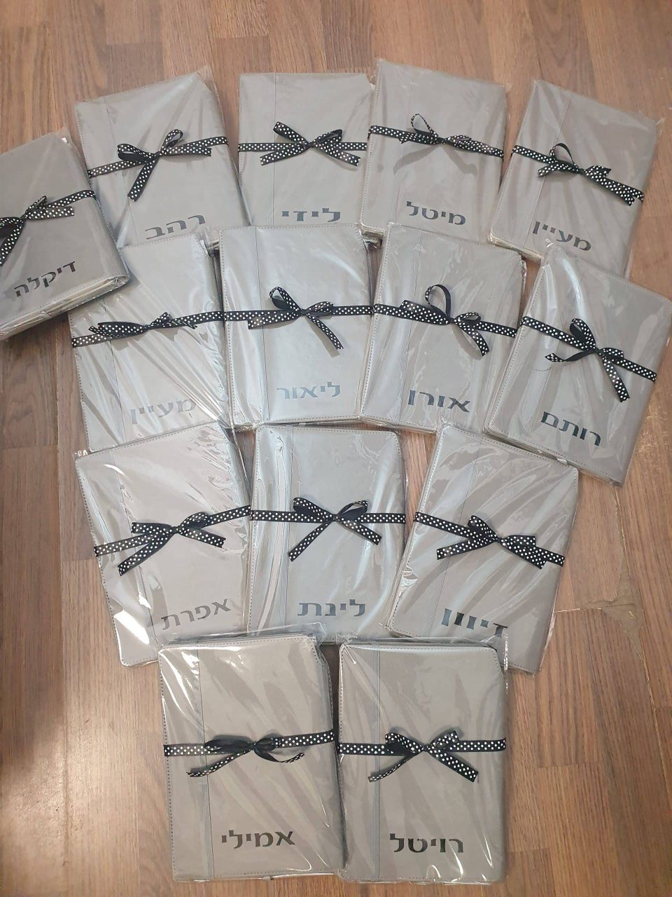 מחברת עם שם העובד