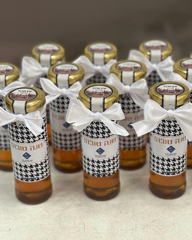 דבש גדול ממותג שחור לבן