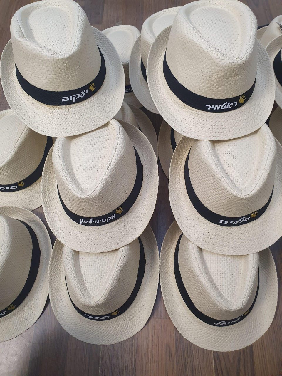 כובע קש עם שם מודפס לגבר