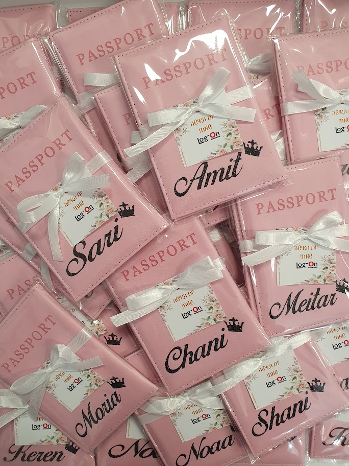 כיסוי דרכון ורוד עם שם ופתקית