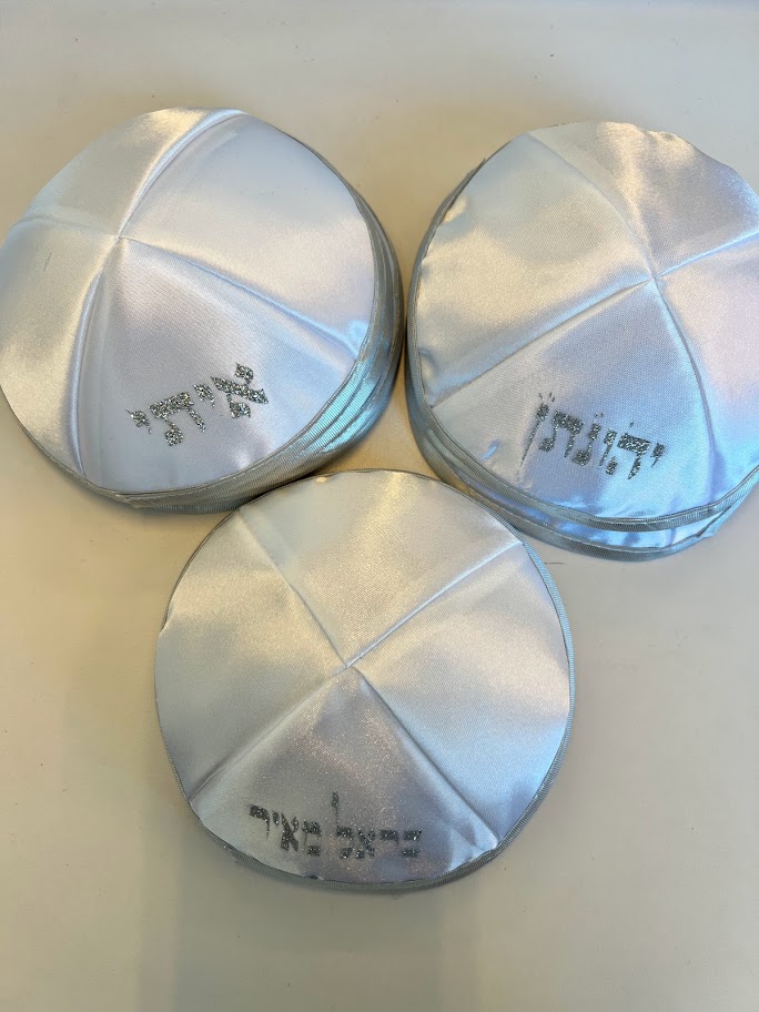 כיפה סאטן עם שם ממותגת