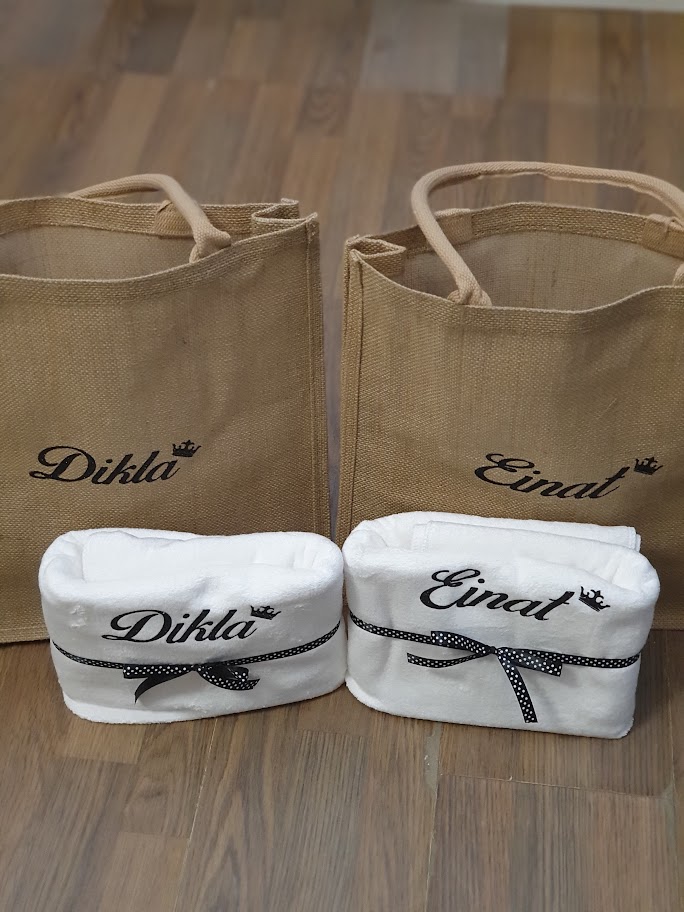 מארז תיק ומגבת עם כיתוב אישי