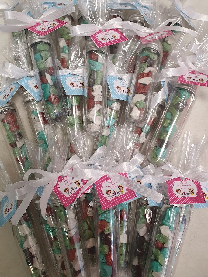 מבחנה עם שוקולד אבנים