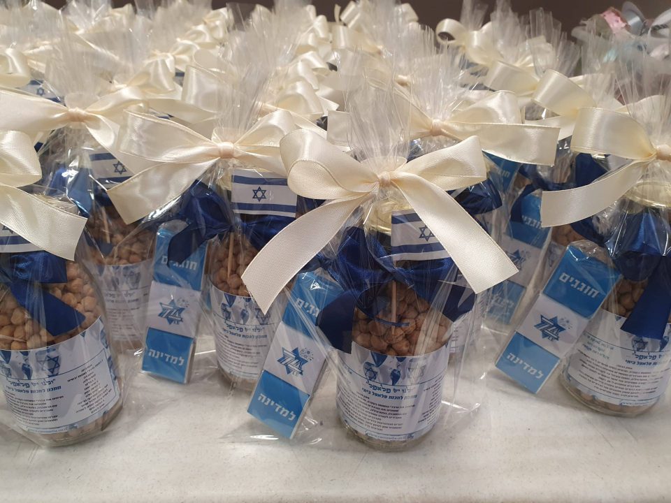 צנצנת להכנת פלאפל עם מארז שוקולדים