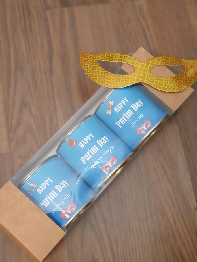 שלישיית פחיות ממותגות