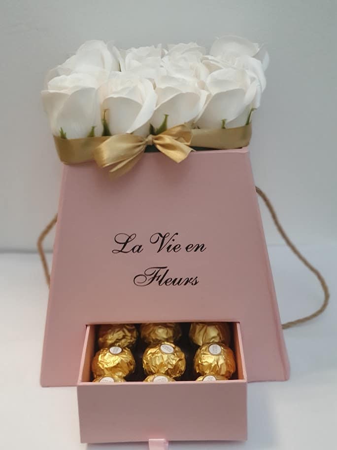 מארז פרחי משי ושוקולדים