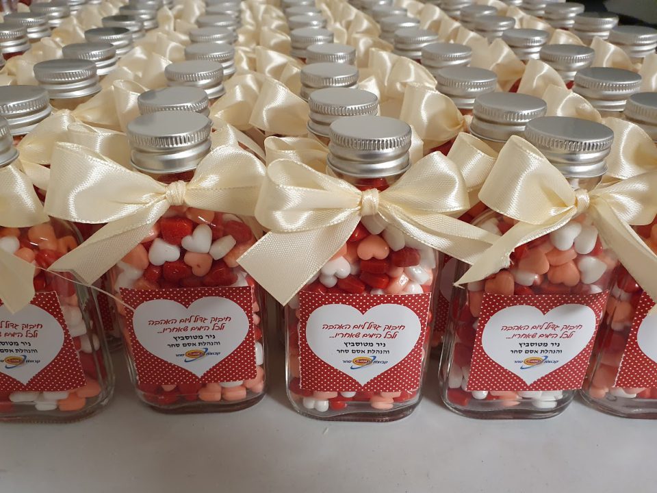 צנצנת במילוי סוכריות לבבות